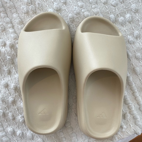 Yeezy Slides Size 6y “Bone” - Picture 3 of 4
